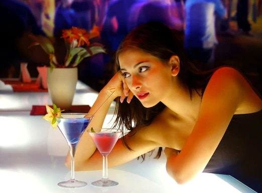 woman-at-bar